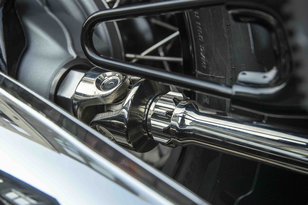 BMW R 18 exposed driveshaft