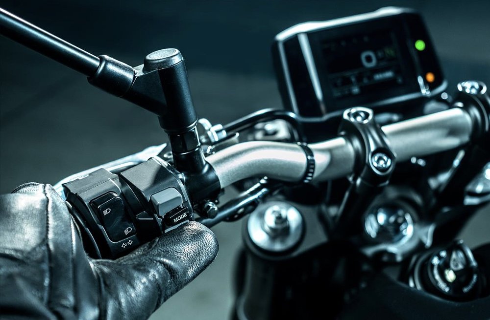 controls on Yamaha MT-09