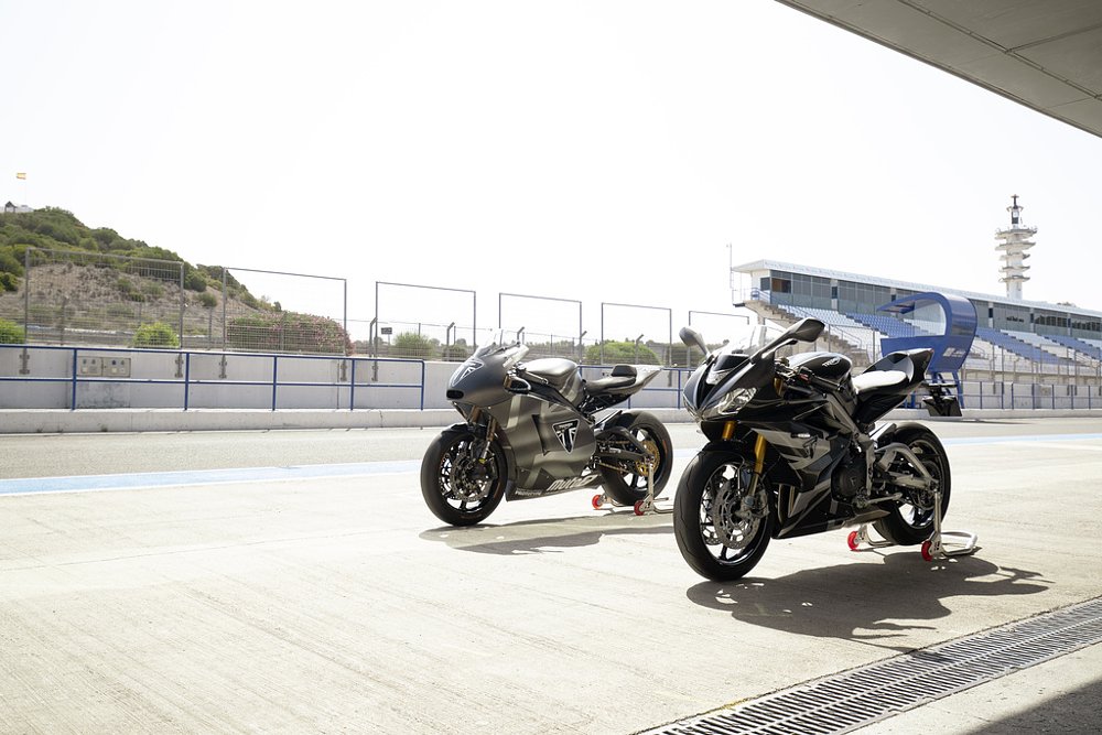 Triumph Daytona 765 with Moto2 prototype in Jerez pit lane