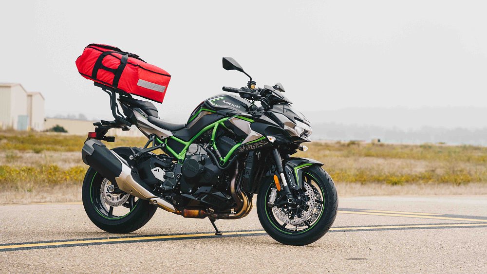 Kawasaki Z H2 with pizza delivery box mounted to tail