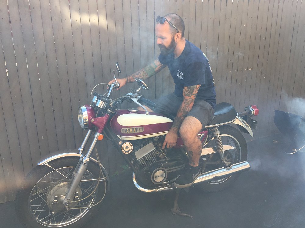 1970 Yamaha R5 start up with two stroke smoke. 