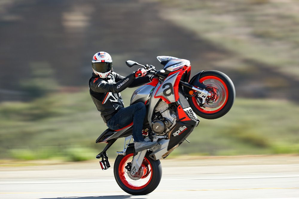 Aprilia Tuono 660 doing a wheelie right side
