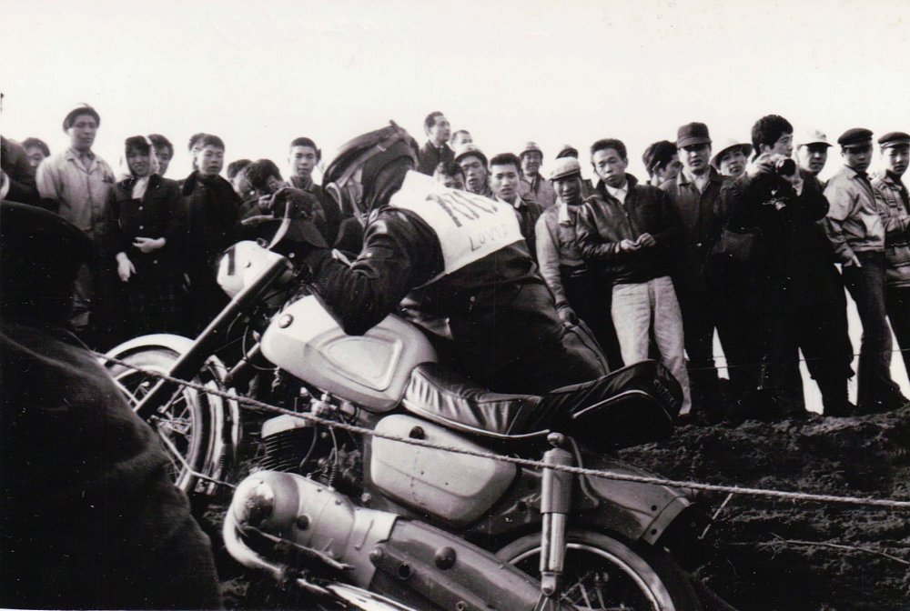 racing in a field meet