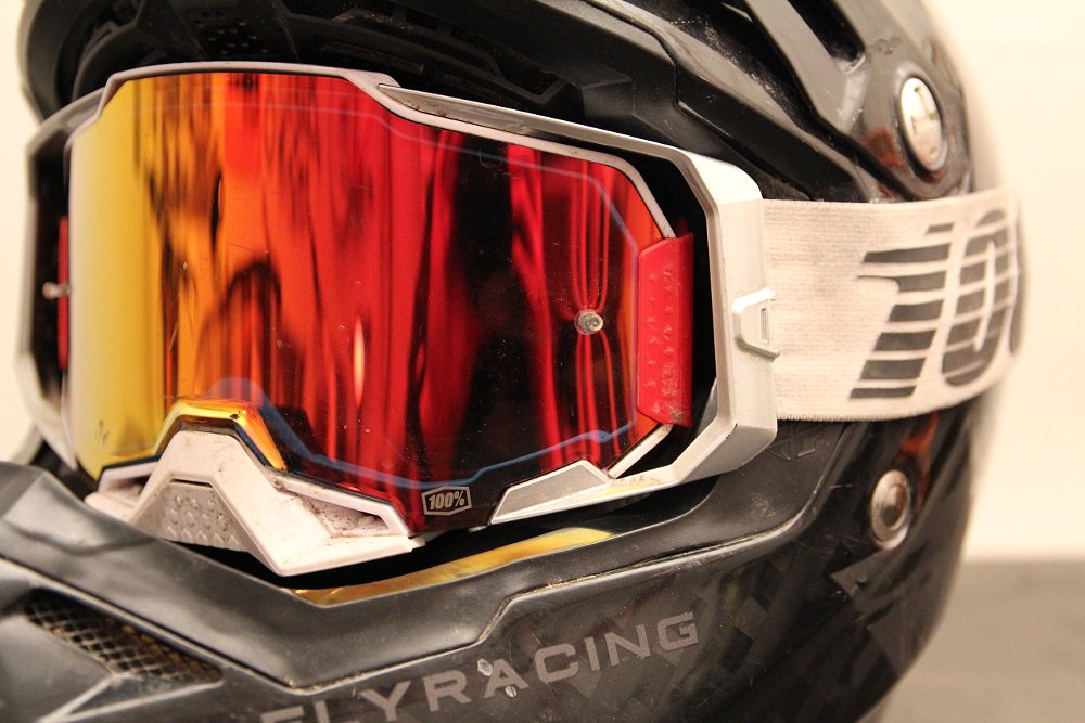 The 100% Armega Goggles feature a wide field of vision, outriggers, and a wide goggle strap. 