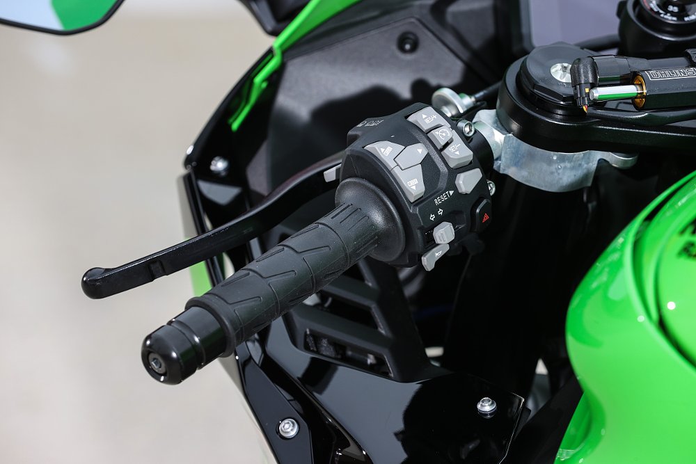 2021 Kawasaki ZX-10R handlebar switches and controls
