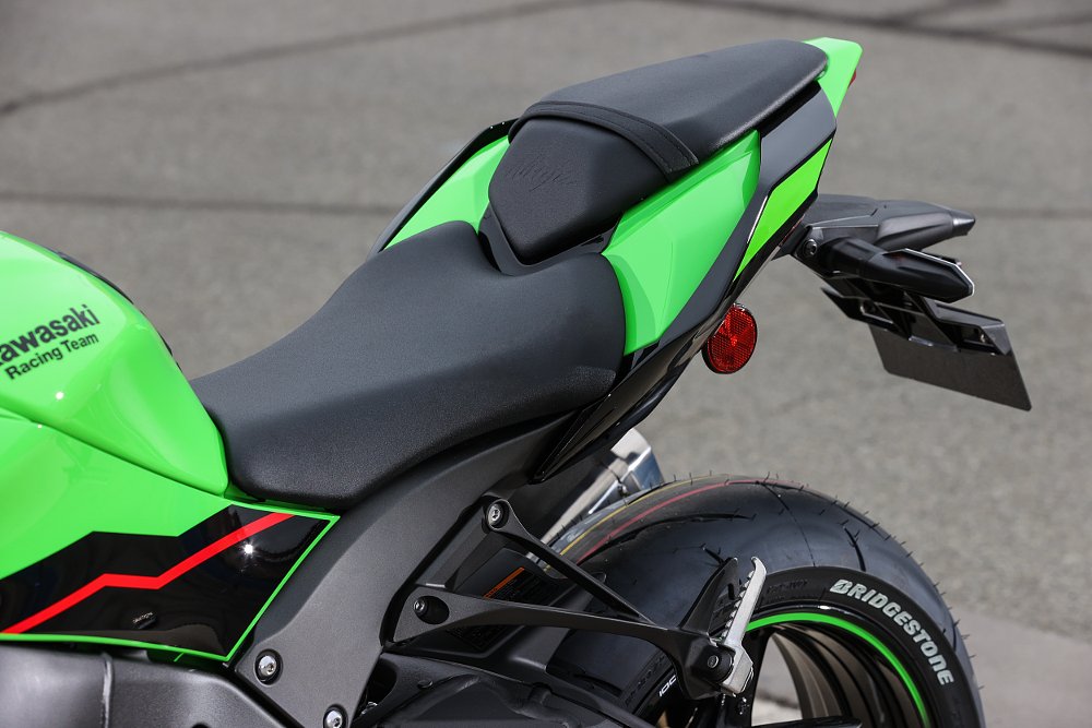 2021 Kawasaki ZX-10R seat detail