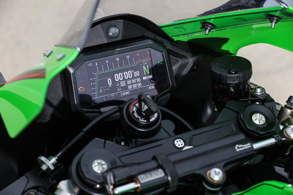 2021 Kawasaki ZX-10R TFT dash display and cockpit