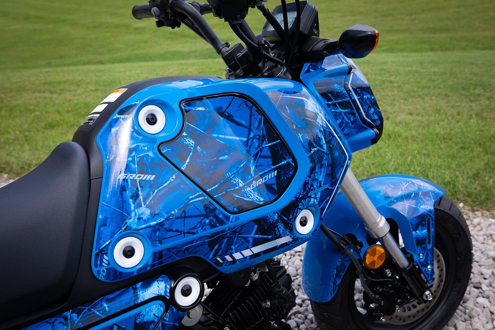 customizing the Grom with graphics kits from Honda