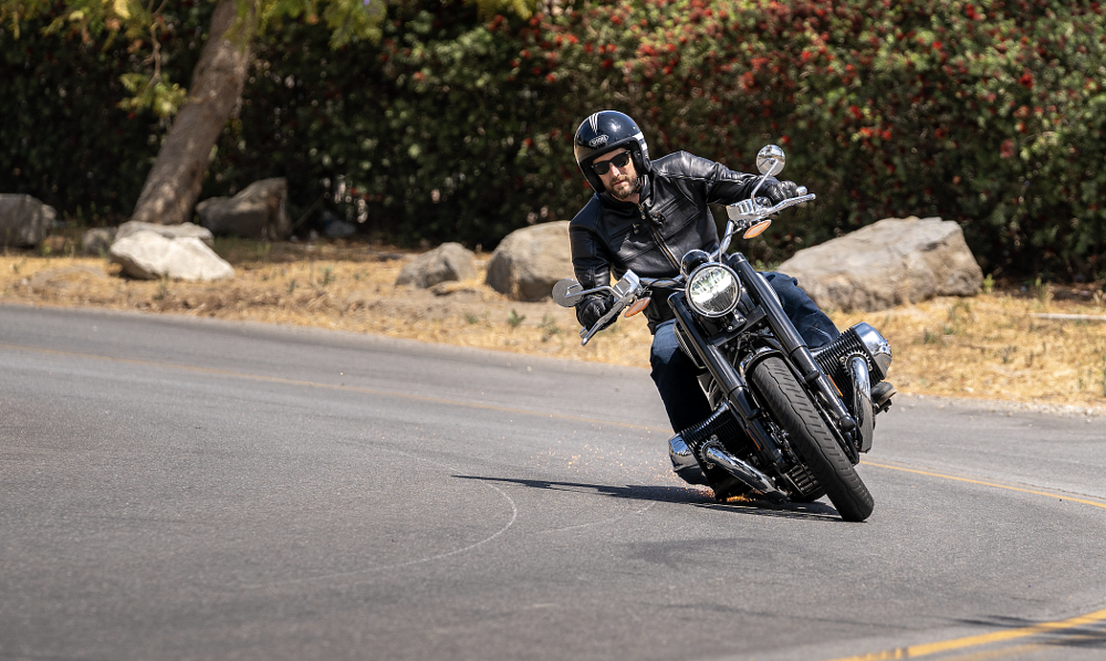 Dragging footpegs on the BMW R 18.