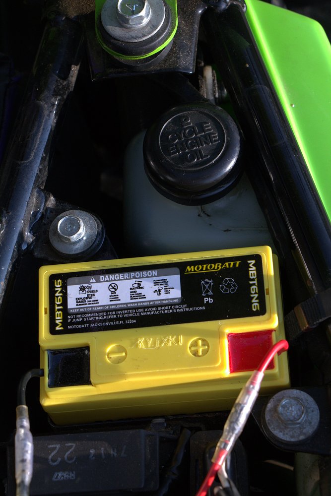 KE100 battery and oil fill