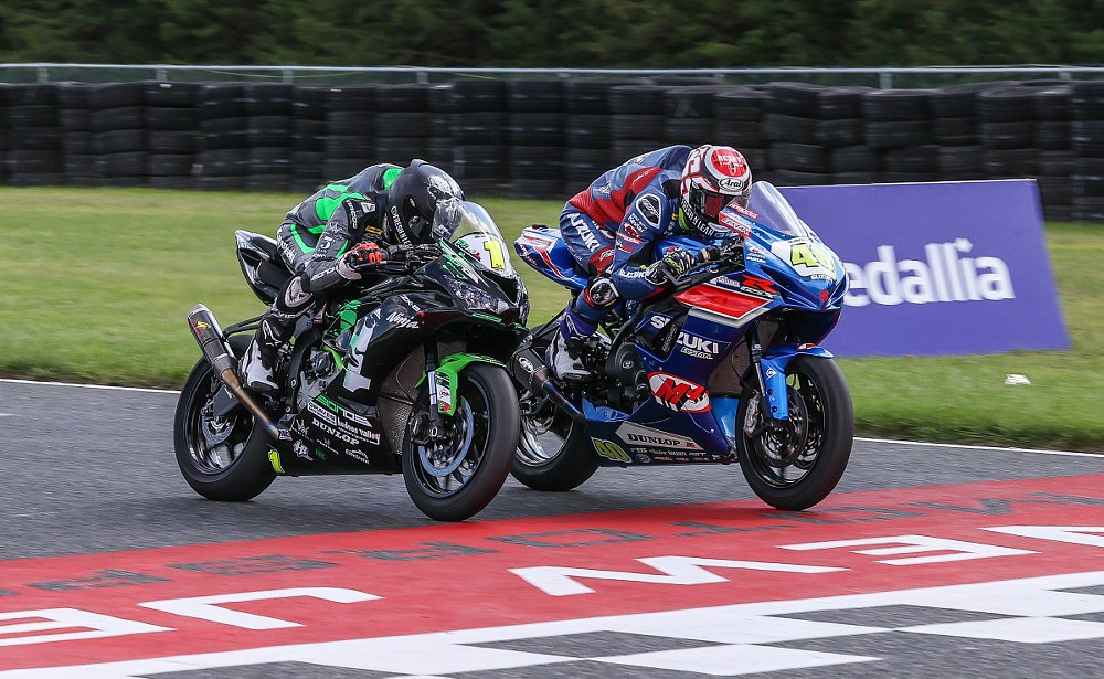 Kelly and Escalante side by side at the finish line in NJMP