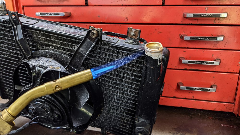 Heating radiator inlet