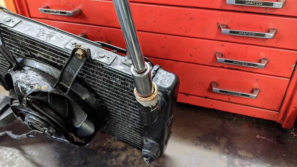 Bending radiator inlet