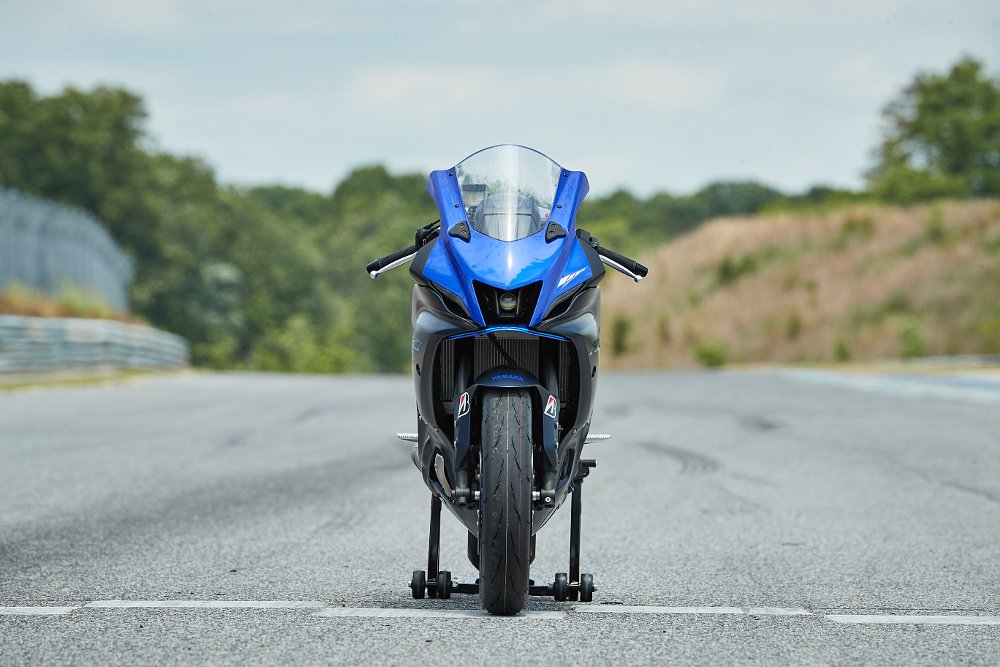 2022 Yamaha R7 front