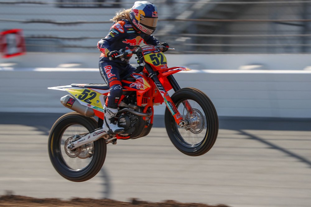 Shayna Texter-Bauman over a jump in the singles class