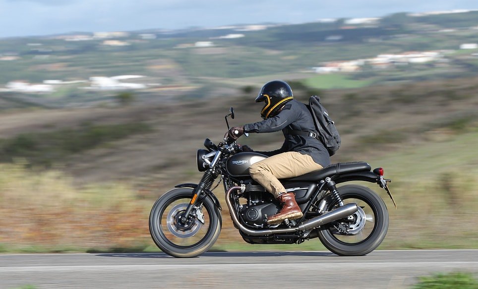 The Triumph Street Twin is a perfect combination of vintage styling with modern features. Easily a bike any beginner rider should be able to approach with confidence. 