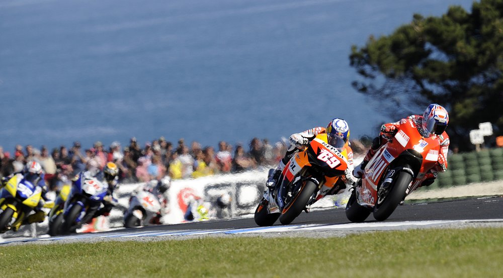 Stoner and Hayden racing at Phillip Island with the ocean in the background