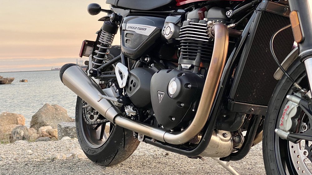 Triumph Speed Twin exhaust pipe detail