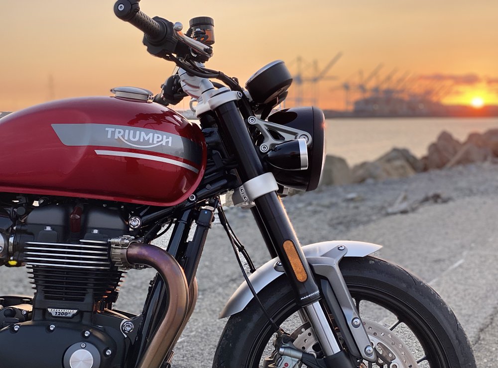 Triumph Speed Twin front end, with engine and fuel tank at center