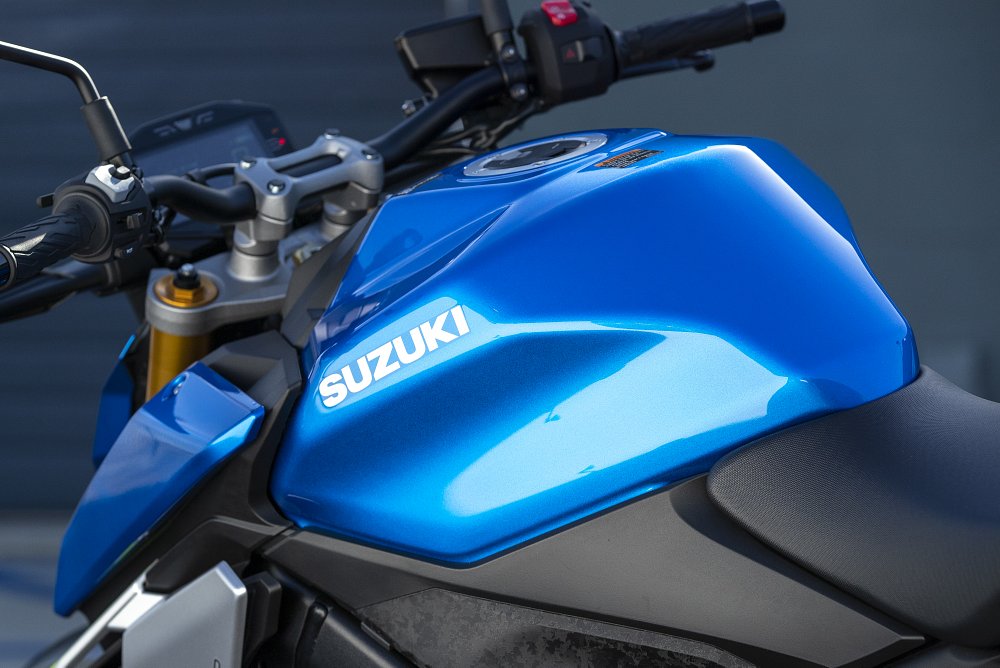 A close up on the gsx-1000 blue fuel tank