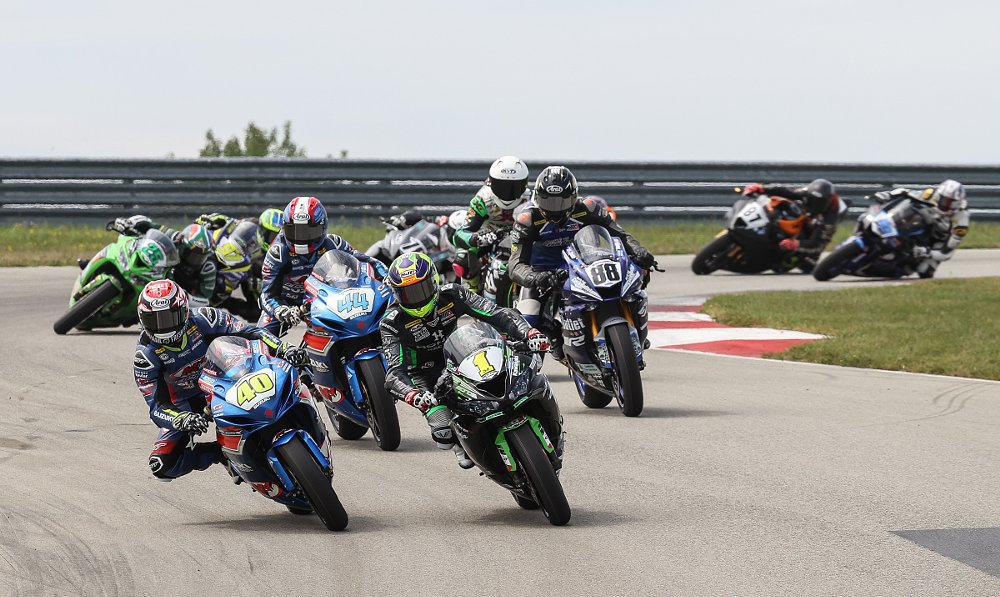 Sean Dylan Kelly and Richie Escalante lead the field in a Supersport race