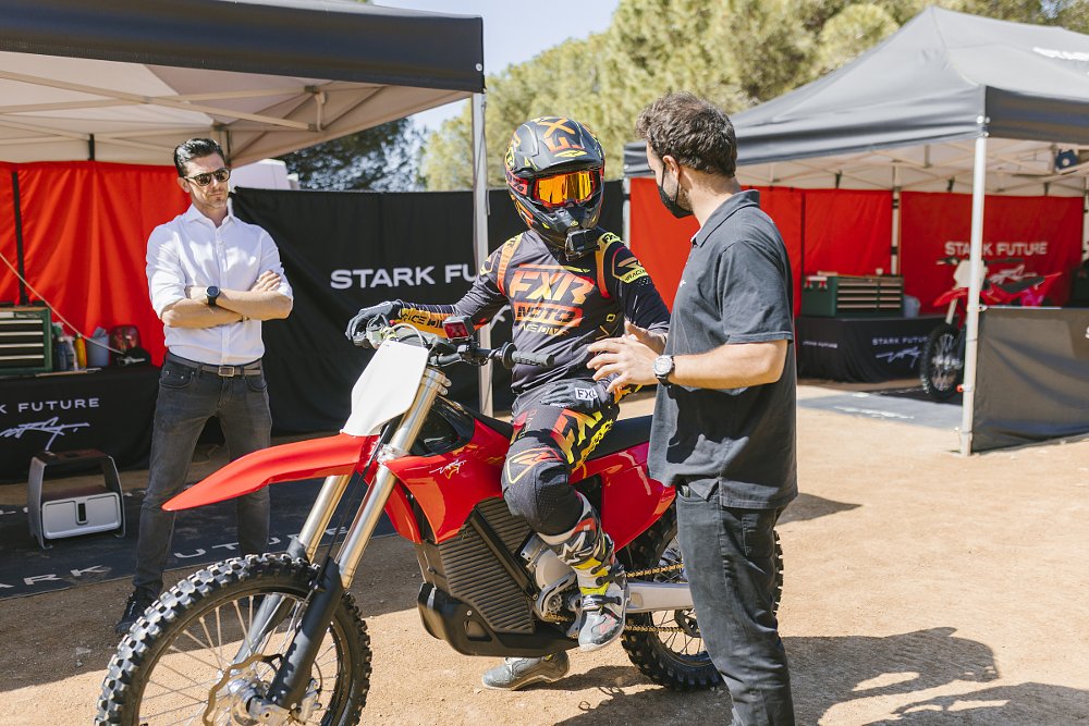 rider on the VARG talking with technician in the pits