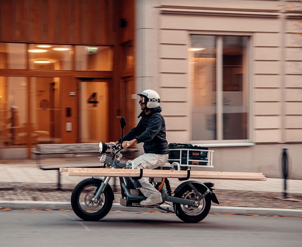 Cake Osa+ on a city street