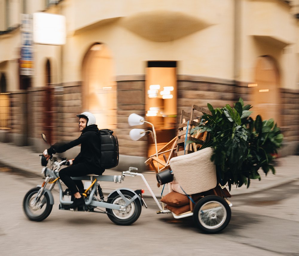 Cake Osa+ pulling a trailer in the city