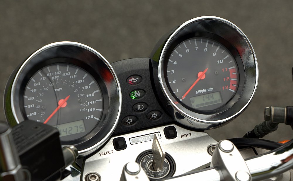 speedometer and tachometer on the 2002 Suzuki Bandit