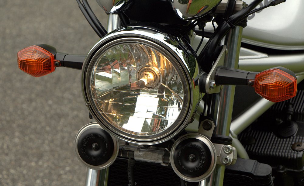 round front headlight on the Suzuki Bandit 1200N