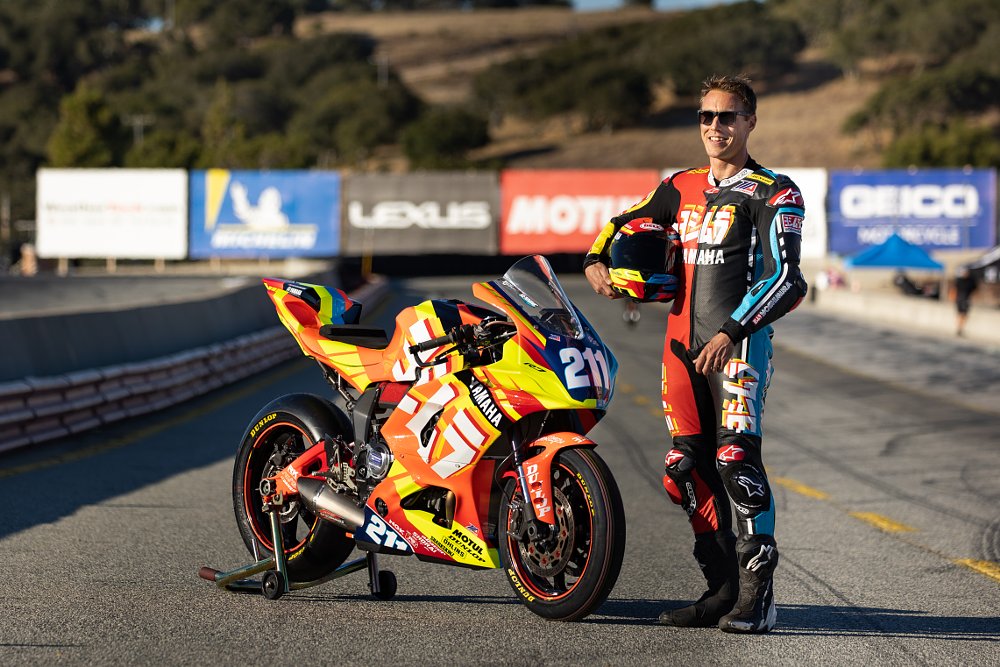 Ari and the Yoshimura R7 in blazing color. 