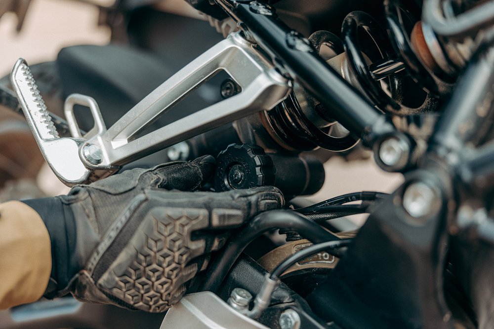 remote adjuster makes it easy to change rear preload