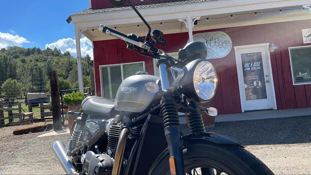 A close up view of the Triumph Speed twin 900 from the front three-quarter