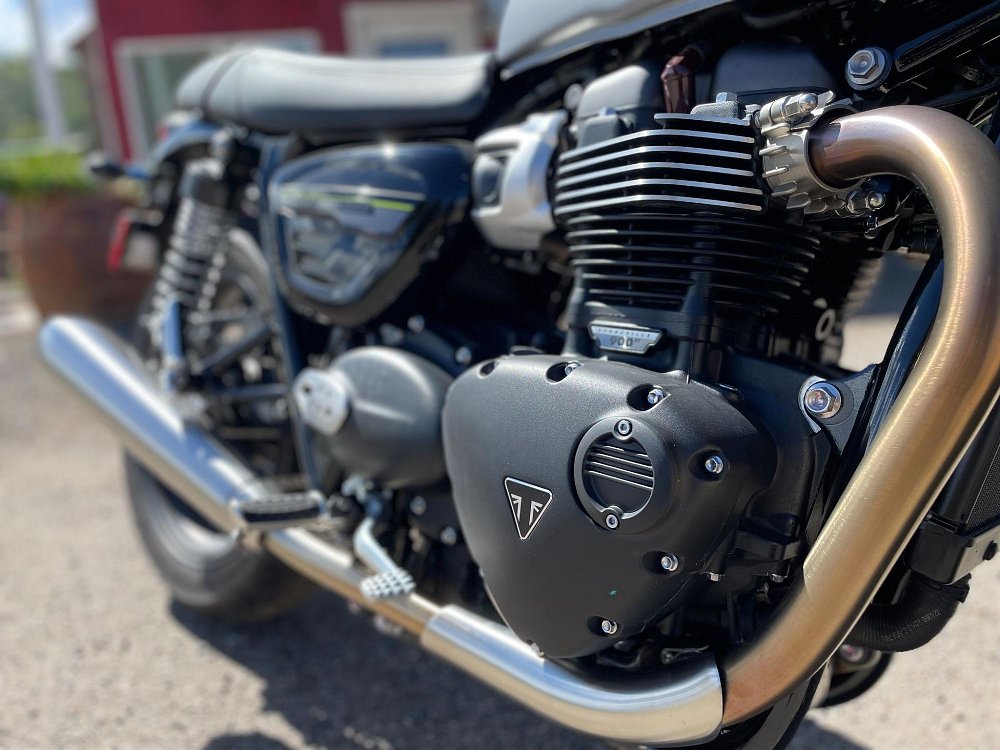 A close up view of the parallel 2 cylinder engine of the Triumph Speed Twin motorcycle