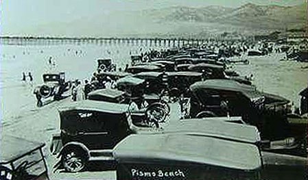 A black and white historical photo from 1915 that shows automobiles as far as the eye can see on Pismo Beach