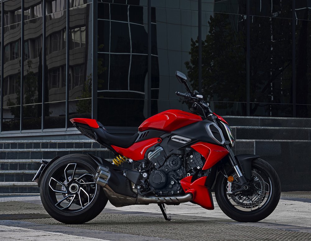 Ducati Diavel V4 in red