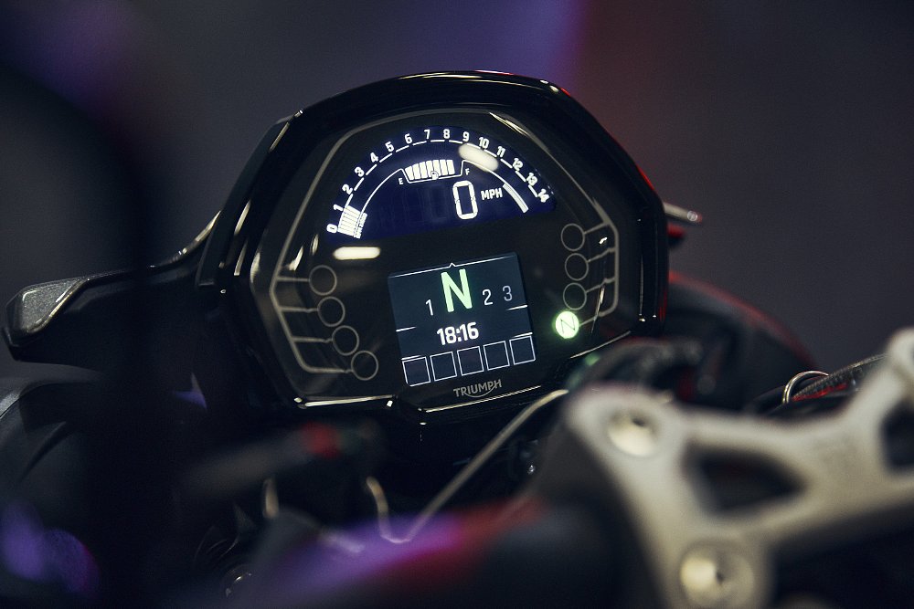 2024 Triumph Street Triple R instrument panel