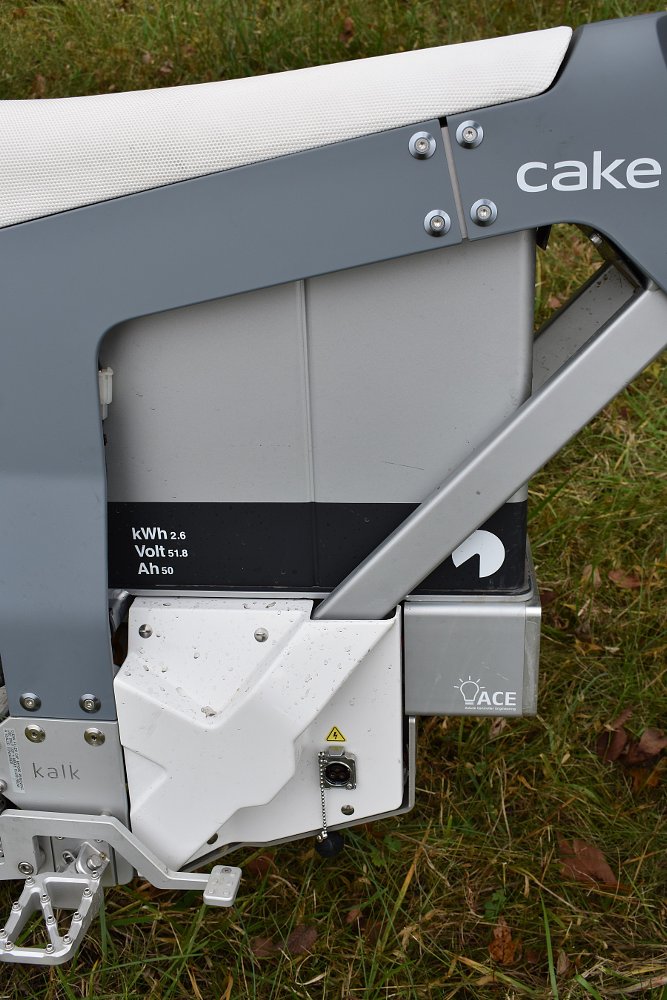 closeup of CAKE Kalk& battery and wide footpeg