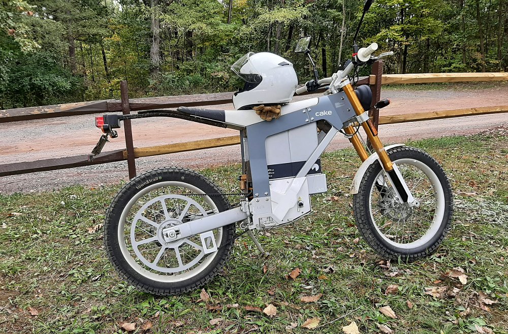 CAKE Kalk& by a dirt road