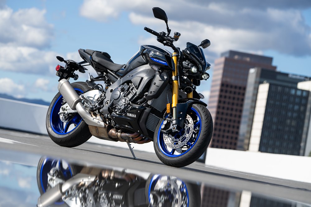 2022 Yamaha MT-10 SP front 3/4 parked.