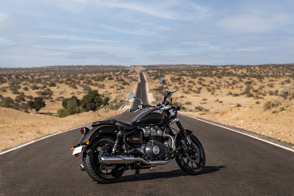 A beauty shot of the cruiser Super Meteor 650 on a desolate desert road extending in the background