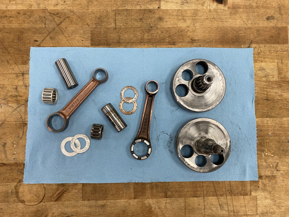 DT-1 crankshaft components. 