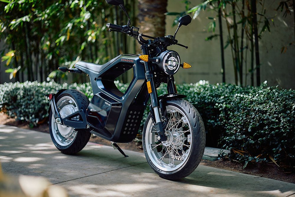 Sondors MetaCycle parked on a sidewalk