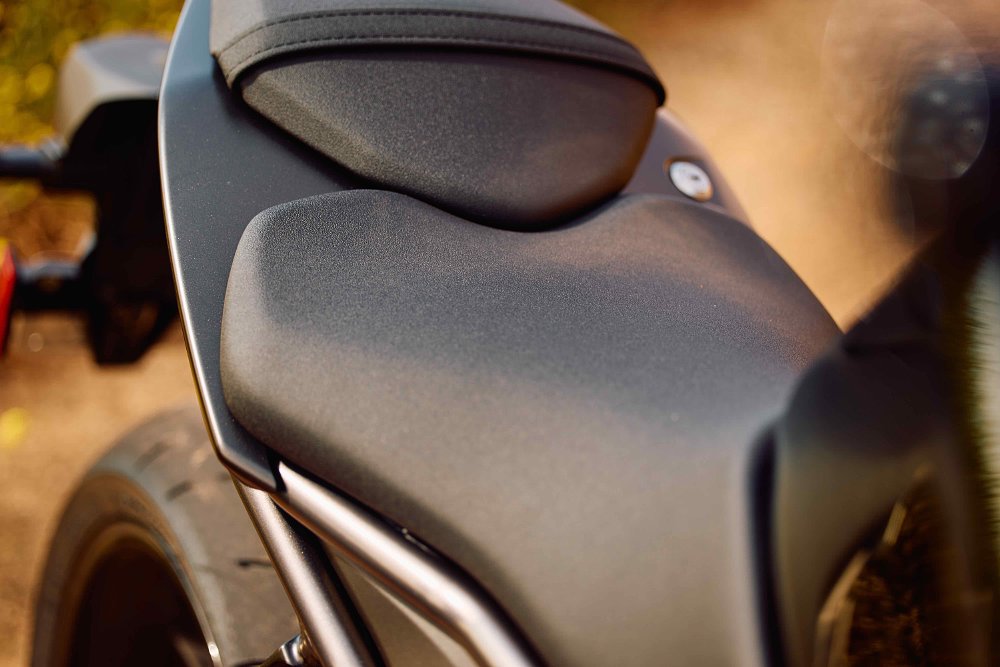 2023 Suzuki GSX-8S seat detail.