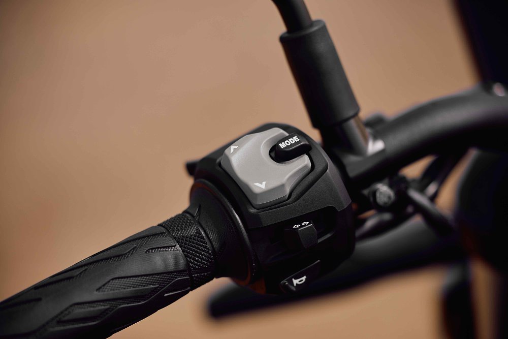 2023 Suzuki GSX-8S left handlebar control button detail.