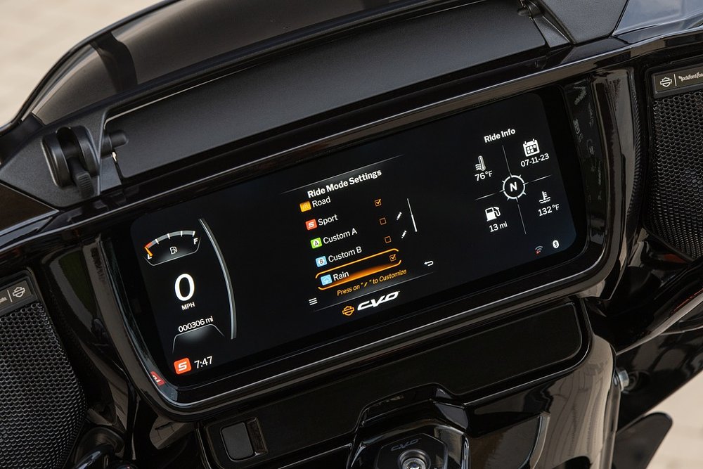 TFT display on the CVO Street Glide