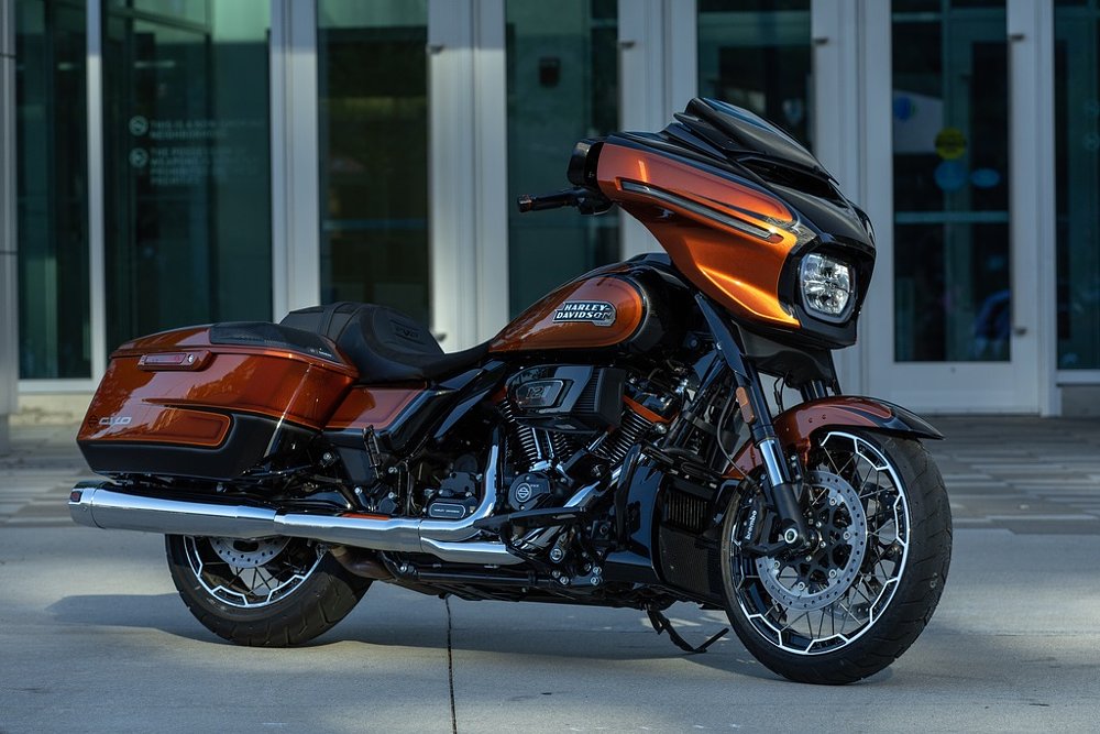 Harley-Davidson CVO Street Glide in Whiskey Neat/Metallic Raven paint