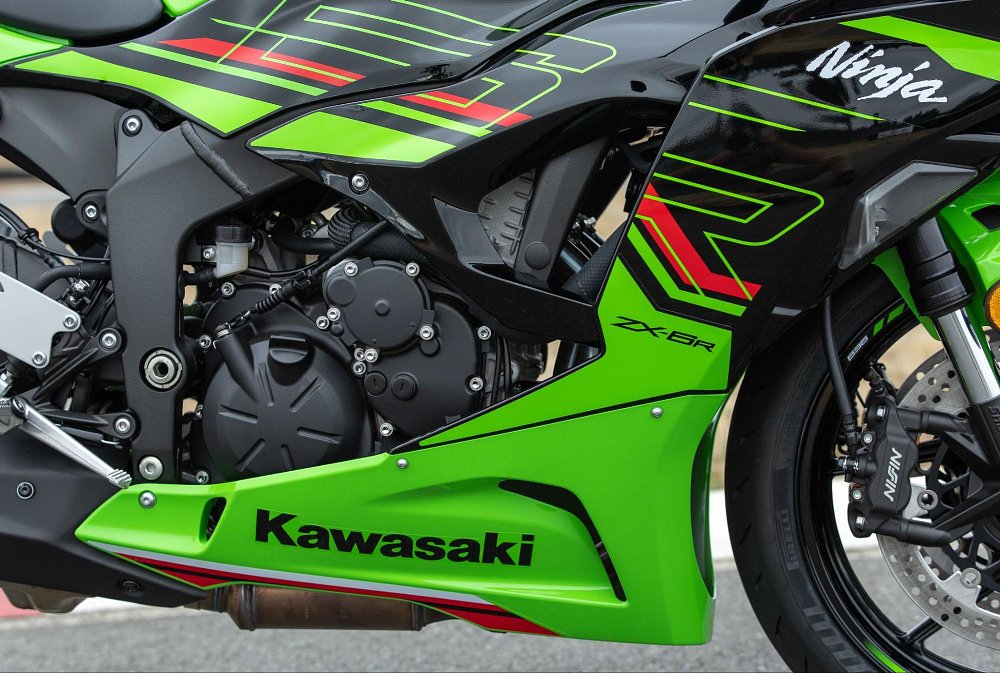 A close up view of the 636 cc engine of the 2024 kawasaki ninja zx-6r.