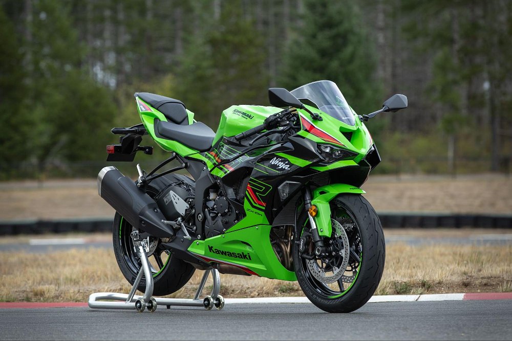 A beauty shot of the 2024 kawasaki ninja zx-6r in lime green