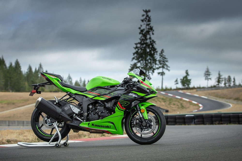 A side profile veiw of the Kawasaki Ninja zx-6r in lime green KRT colorway